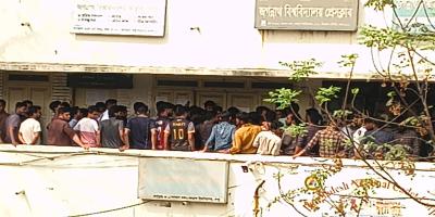 জবি সাংবাদিক সমিতির নির্বাচন ঘিরে সংঘর্ষে  সাংবাদিকসহ আহত ১০, স্থগিত নির্বাচন